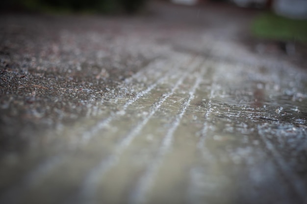 Photo empreinte de pas de voiture sur le sol mouillé par la pluie