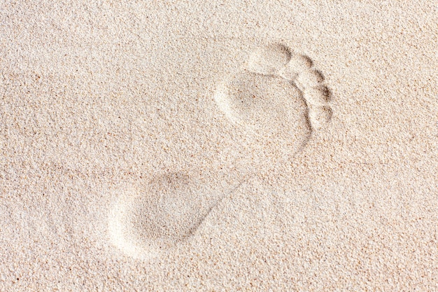 Empreinte d'un pied sur le sable, vue de dessus