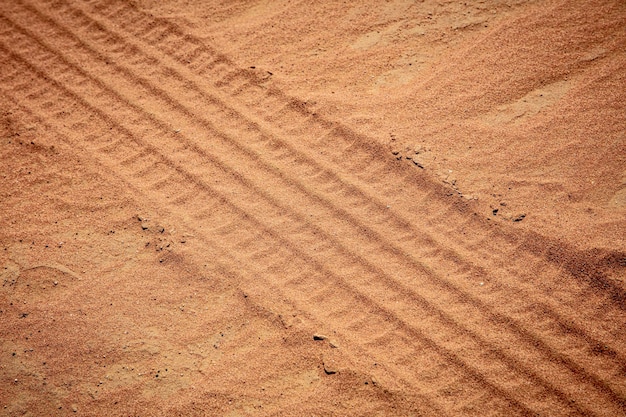 Empreinte de pneu sur le sable