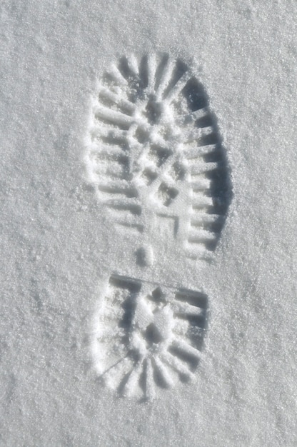 Photo empreinte de semelle détaillée sur fond de neige profonde