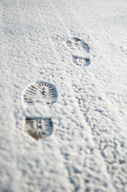 Empreintes humaines dans la neige