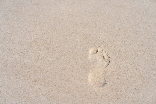 Photo empreintes de pas dans le sable à la plage