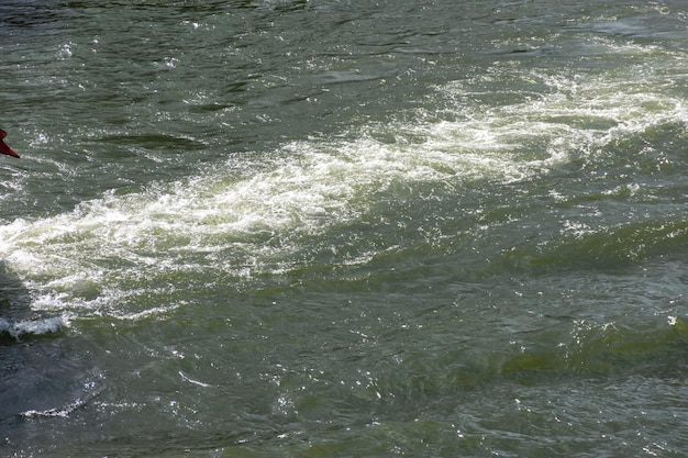 Empreintes de pas sur l'eau d'un bateau à moteur