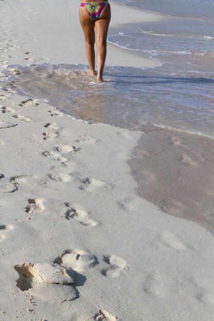 Des empreintes de pas fraîches sur la plage.