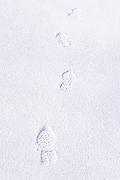 Empreintes de pas d'une personne dans la neige