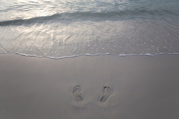 Empreintes de pas sur la plage