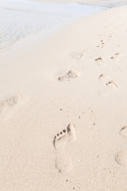 Empreintes de pas sur la plage