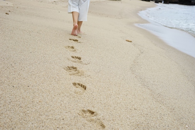 Empreintes de pas sur le sable de la plage