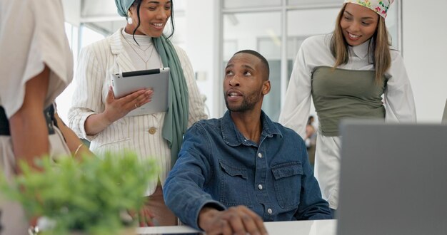 Encadrement de la collaboration et formation de l'équipe sur un ordinateur portable en discussion sur la gestion de projet avec le responsable Planification du leadership et remue-méninges femme mentor enseignant au personnel de l'entreprise au bureau de création