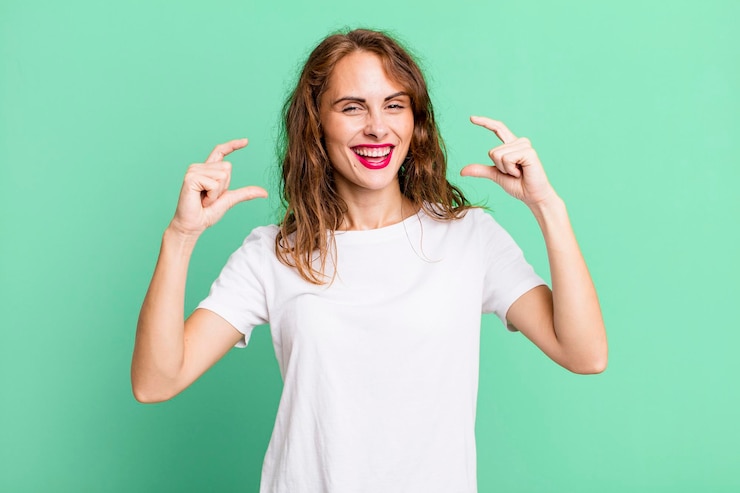 Photo encadrement ou définition de son propre sourire avec les deux mains à la recherche d'un concept de bien-être positif et heureux