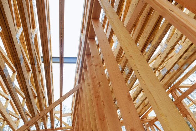 Encadrement d'une maison en construction sur des poutres de construction d'une nouvelle maison