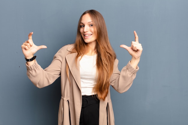 encadrer ou décrire son propre sourire à deux mains, avoir l'air positif et heureux, concept de bien-être