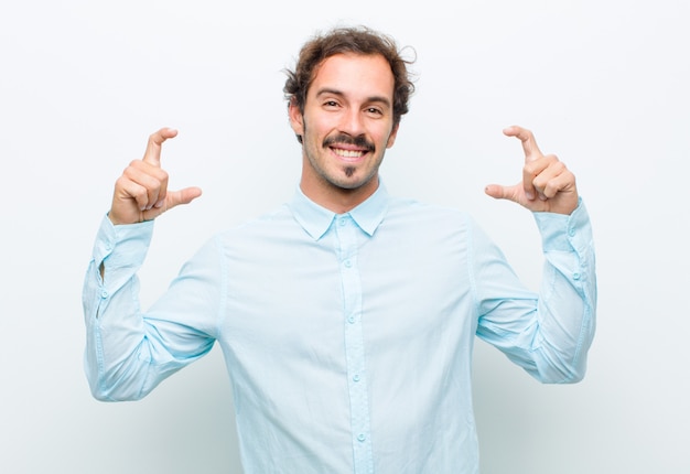 encadrer ou décrire son propre sourire des deux mains, avoir l'air positif et heureux