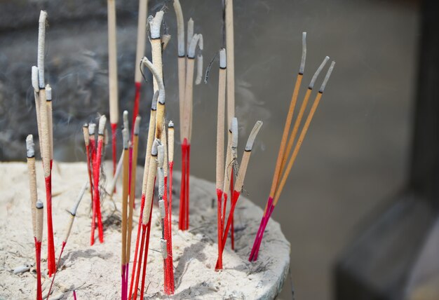 Encens dans un temple bouddhiste