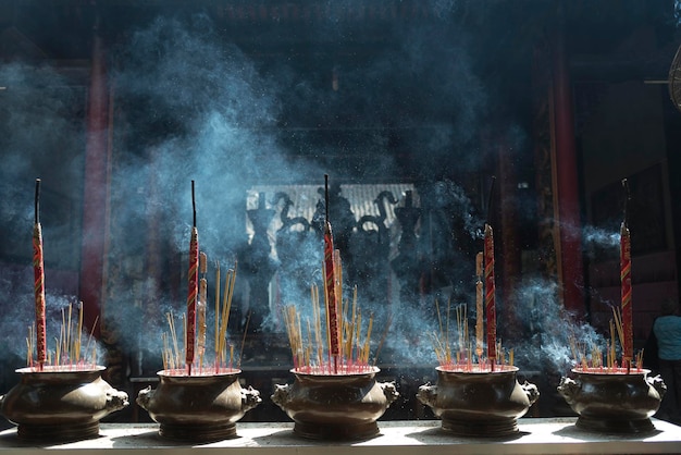 Encens dans le temple Chua Ba Thien Hau Saigon Vietnam