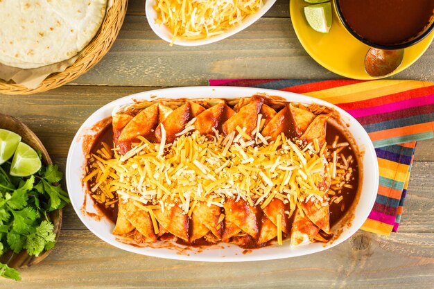 Enchiladas de poulet maison dans une cocotte blanche.