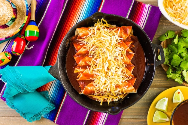 Enchiladas de poulet maison dans une poêle en fonte.