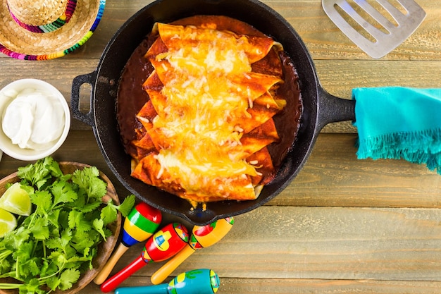 Enchiladas de poulet maison dans une poêle en fonte.