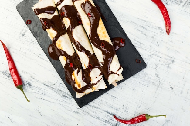 Enchiladas de poulet à la mexicaine avec salsa au chocolat et au chili