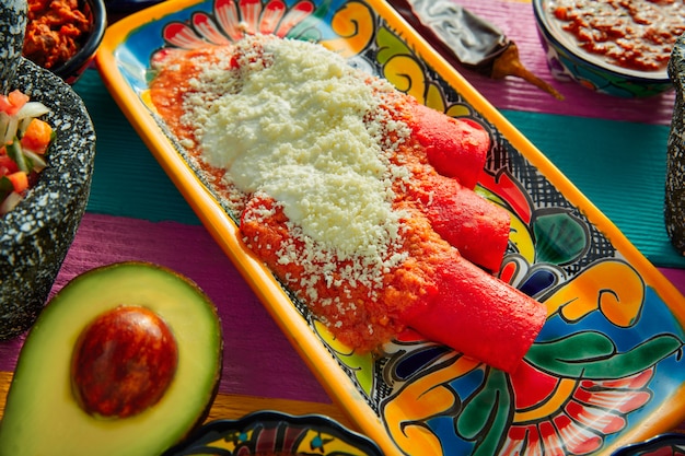 Enchiladas rouges plats mexicains avec guacamole