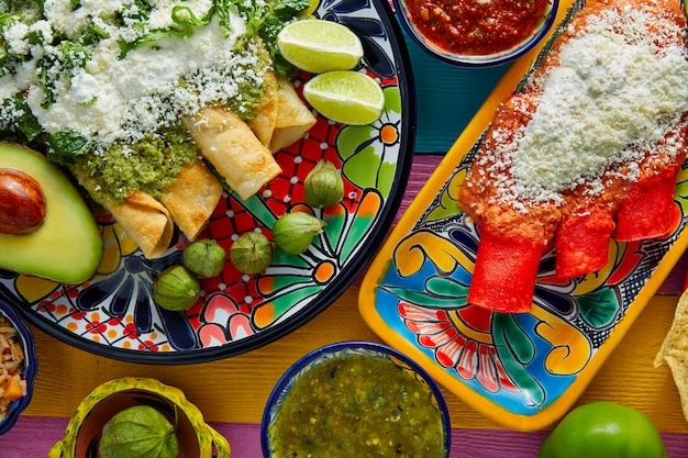 Enchiladas vertes et rouges avec des sauces mexicaines