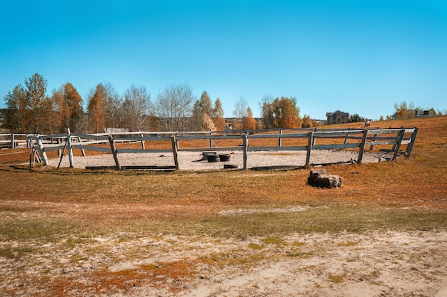 Enclos pour animaux dans une ferme équestre avec clôture en bois