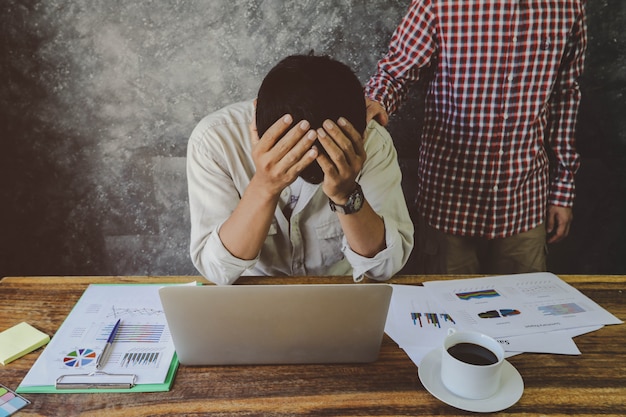 Encouragement De L'homme Que Son Ami Dépressif A Essayé à Cause Du Travail Problème D'entreprise, Concept Financier Et D'investissement