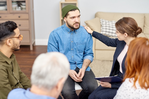 Encourager Un Patient Déprimé Lors D'une Séance De Thérapie De Groupe