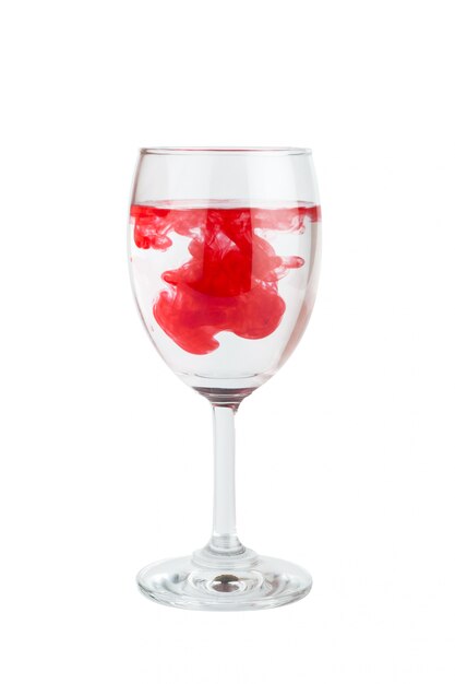 Encre de vin eau verre isolé sur blanc