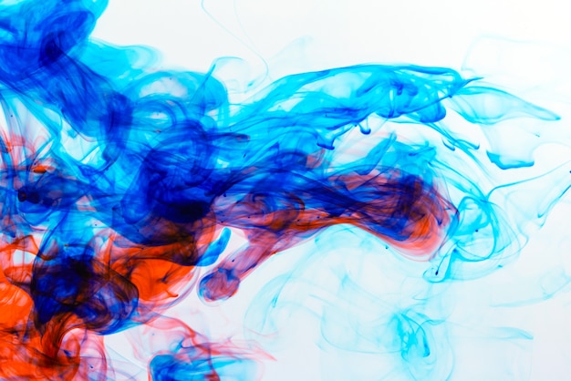 Encres dans l'eau, explosion abstraite de couleur