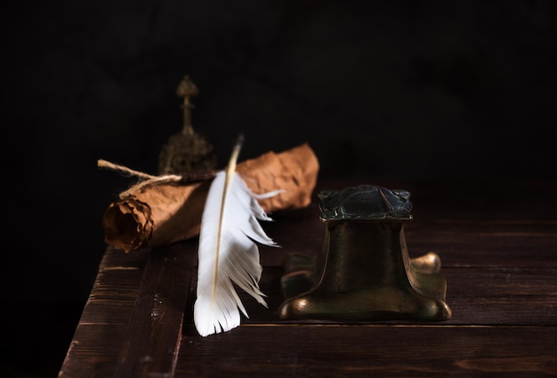 Encrier ancien avec une plume de vieux rouleaux de papier pour l'écriture et la cloche Concept rétro antique vintage