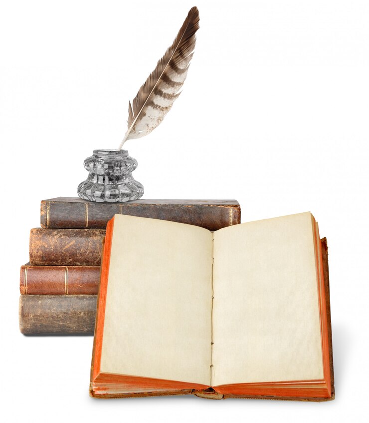 Photo encrier sur une pile de vieux livres et livre ouvert avec des pages blanches isolé sur fond blanc
