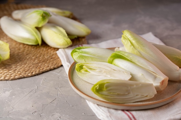 Photo endive belge crue biologique prête à l'emploi