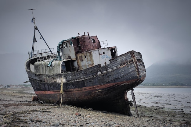 Un endroit approprié pour un naufrage, eh bien, un ancien chalutier de pêche échoué et en grande partie abandonné : Corpach tire son nom du gaélique ("corporel", concernant les cadavres), peut-être car il était utilisé comme