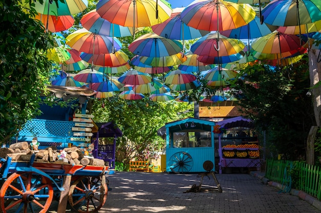 Endroit coloré typique à Istanbul avec des parapluies colorés