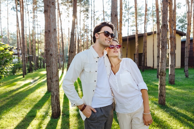 Endroit magnifique. Heureux couple heureux debout ensemble tout en regardant le territoire