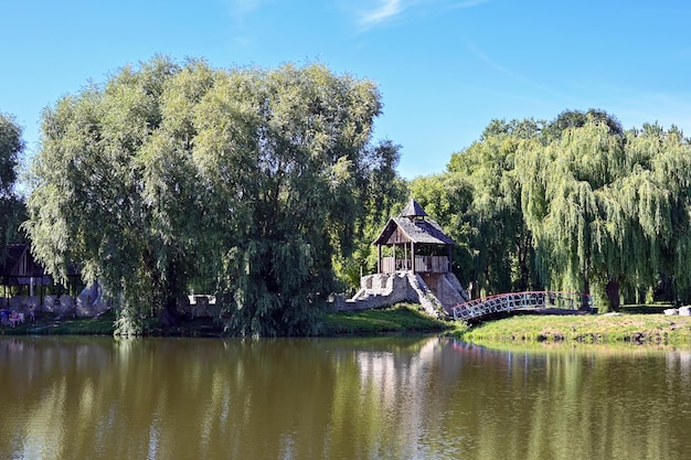 Un endroit pittoresque pour se reposer dans le parc de la ville de Ternopil