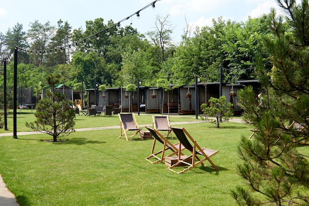 L'endroit pour longe, chaises longues. Genre sur le terrain de jeu en sautant sur le trampoline dans la cour arrière