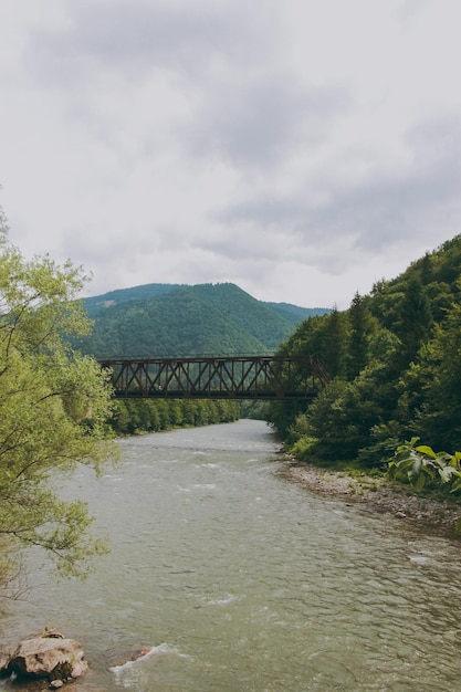 Endroits dans les montagnes au-dessus de l'eau