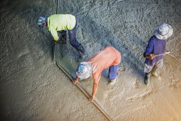 Enduit de chantier sur le chantier de construction, Coulée du béton sur les sols de bétonnage commerciaux.