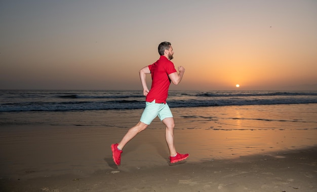 Endurance et endurance sprinter jogging sport athlète courir vite pour gagner en mer coucher de soleil activité d'entraînement du matin homme en bonne santé courant sur la plage du lever du soleil coureur d'été énergique sentir la liberté se dépêcher