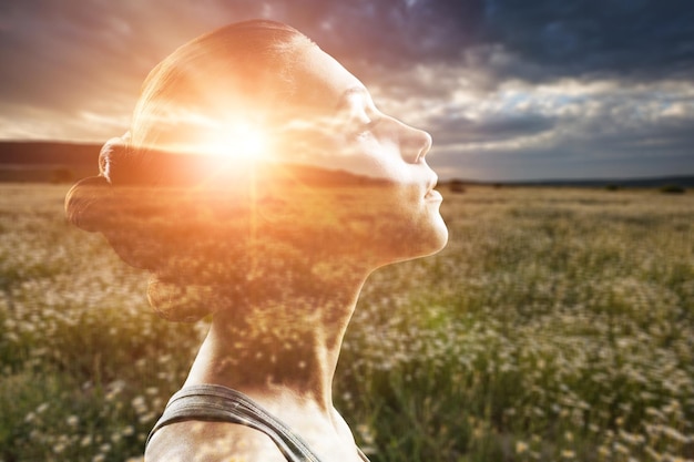 Photo l'énergie de l'âme, la santé mentale, une jeune femme heureuse et libre avec les yeux fermés.