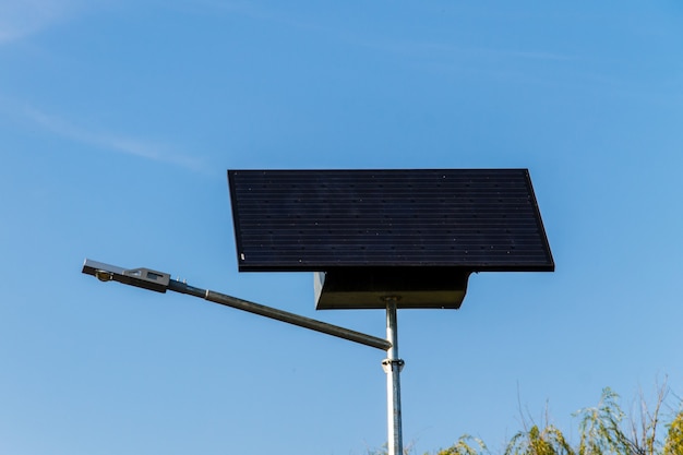 L'énergie électrique écologique du panneau solaire utilisé pour l'éclairage des rues