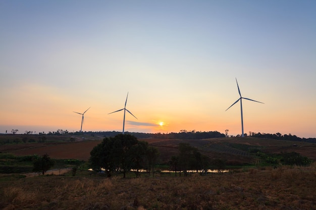 L'énergie propre de l'éolienne au coucher du soleil Moulin à vent à Khao Kho Phetchabun Thaïlande