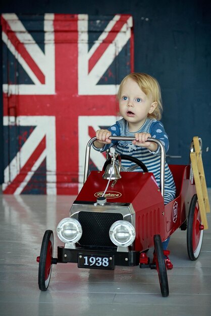 Enfance beau concept accueil voiture jouet fille jouer enfant plaisir bonheur personne enfant peu heureux