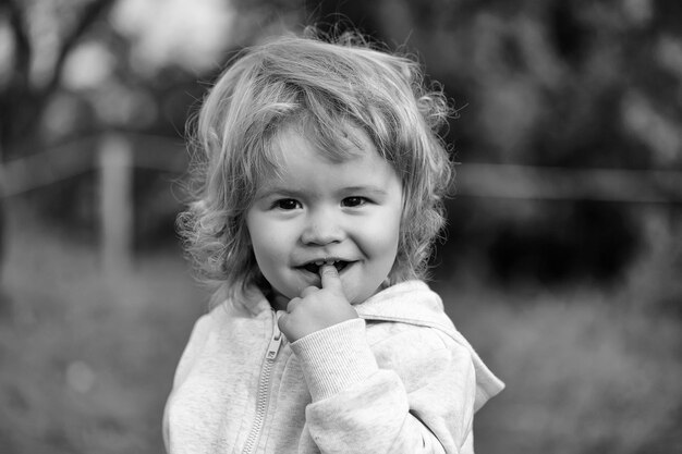 Enfance Bébé garçon sur la nature