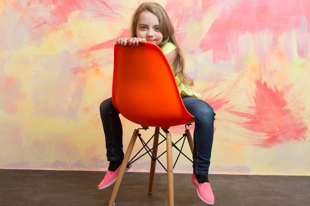 Enfance et bonheur, beauté et mode, couleur, design et architecture, petite fille sur chaise