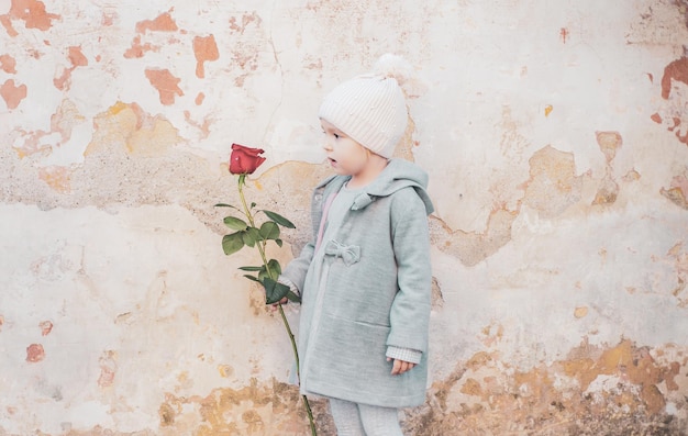 Enfance heureuse mode rétro joyeux anniversaire mariage petite fille en manteau vintage beauté amour présent journée des enfants saint valentin rendez-vous romantique petit enfant avec rose rouge