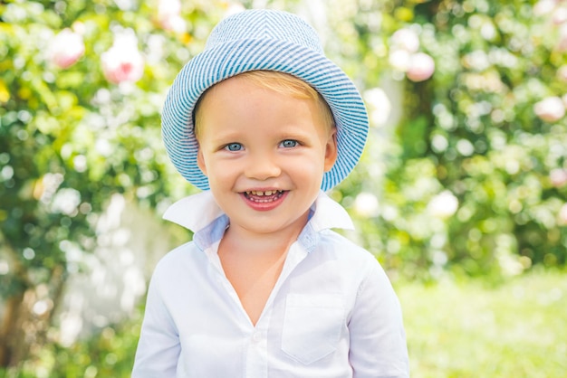 Enfance heureuse petit garçon heureux petit garçon drôle moments heureux