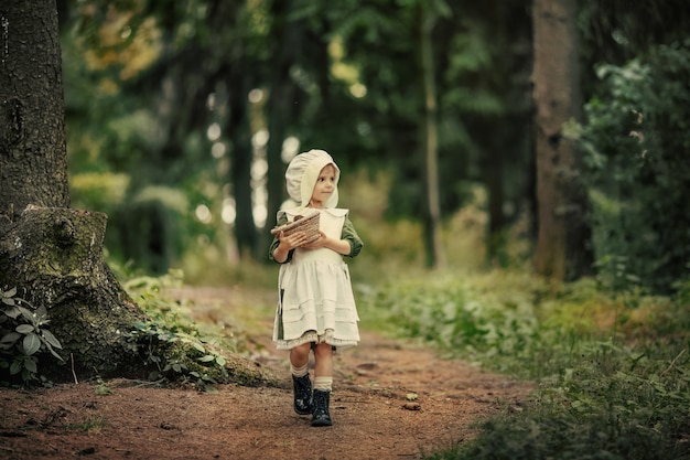 Enfance magique. Des miracles arrivent. Une petite fille féerique se promène dans une incroyablement belle forêt verte. Des histoires au coucher.